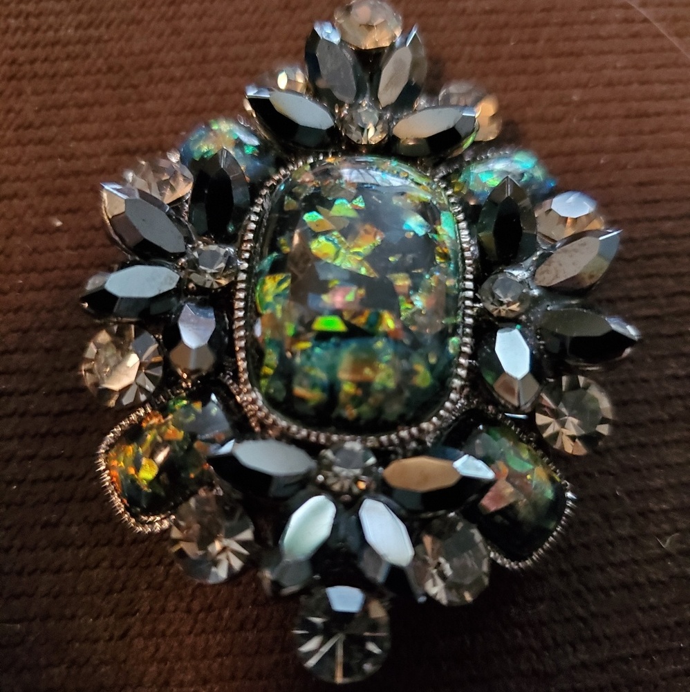 Vintage SNK brooch